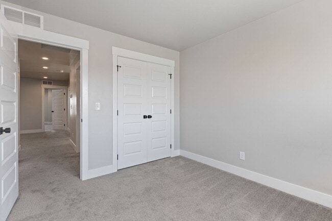 Building Photo - AMMON 3 BED 2 BATH TOWNHOME WITH 2 STALL G...