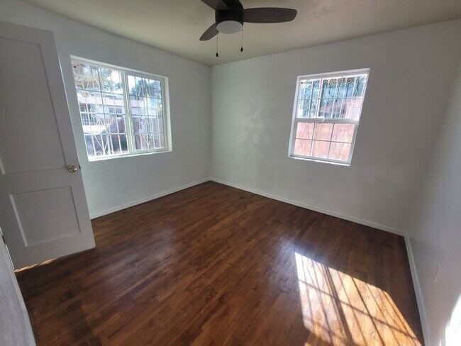 Building Photo - Ready to View!!