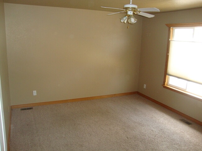 Building Photo - Great 4 bed Duplex