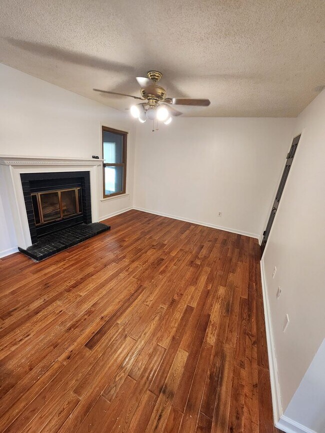 Building Photo - 4 Bedroom Home in Sought Out Neighborhood ...