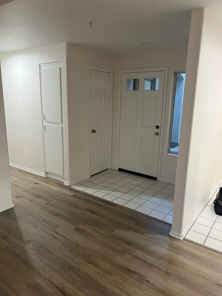 Entryway - 128 California Ct