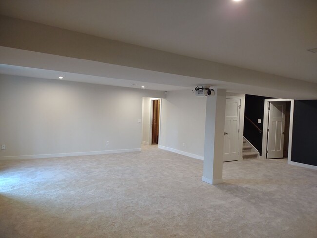 Building Photo - Superlative 6 Bedroom, 5 Bathroom Home in ...