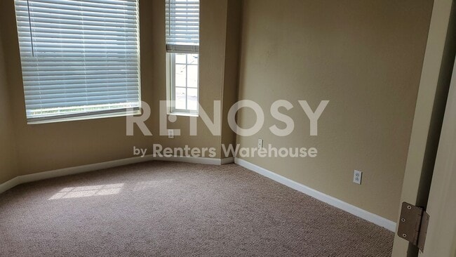 Building Photo - Available August 2026 - 2 bedroom + Office Penthouse condo new paint, carpet, Whirlpool appliance...