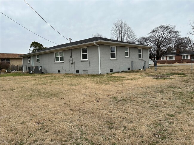 Building Photo - 301 Crestview Dr