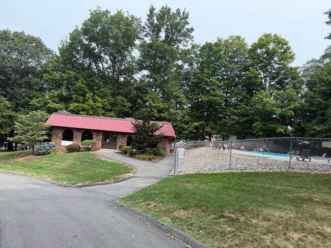 Building Photo - 25 Woodsedge Dr