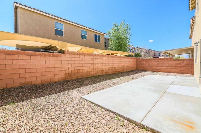 Building Photo - Charming 4 Bedroom Home in Gated Community with Community Pool & Courtyard Entry!