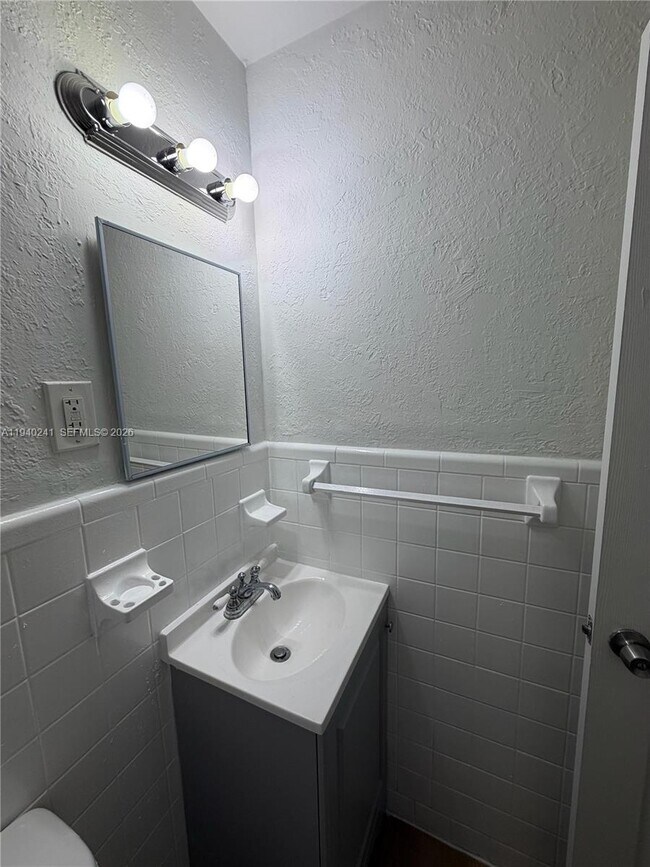 Building Photo - 1221 NW 5th Ave