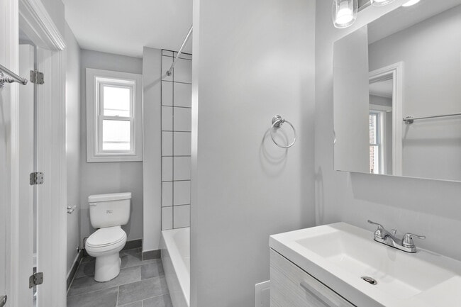 Building Photo - 7630 N Eastlake Terrace