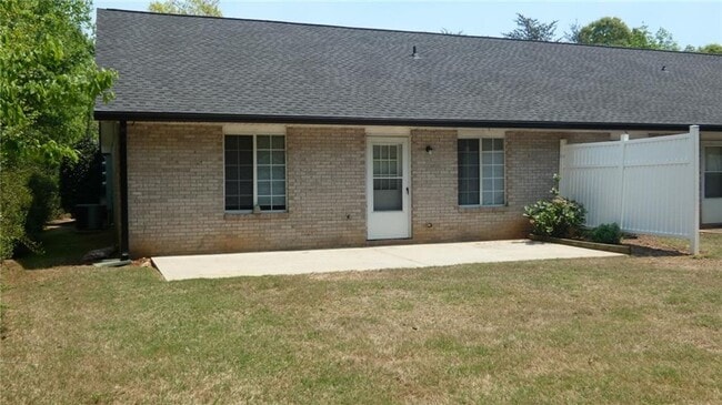 Building Photo - 2 bed/2 bath end unit in Gainesville