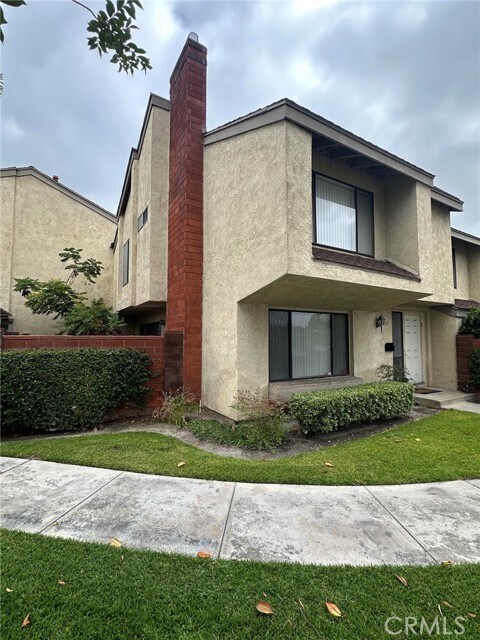 Building Photo - 835 W Orangewood Ave