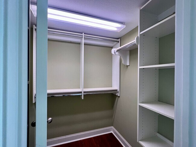 Building Photo - 3 bedroom + loft & 2.5 bedroom  in gated community