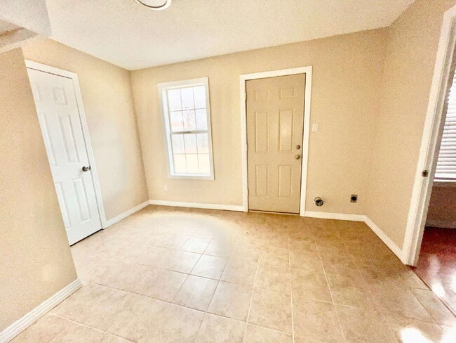 Building Photo - "Charming 3-Bedroom Home with 2 Baths in Lubbock's Heart – 1277 Sq Ft of Comfort!"