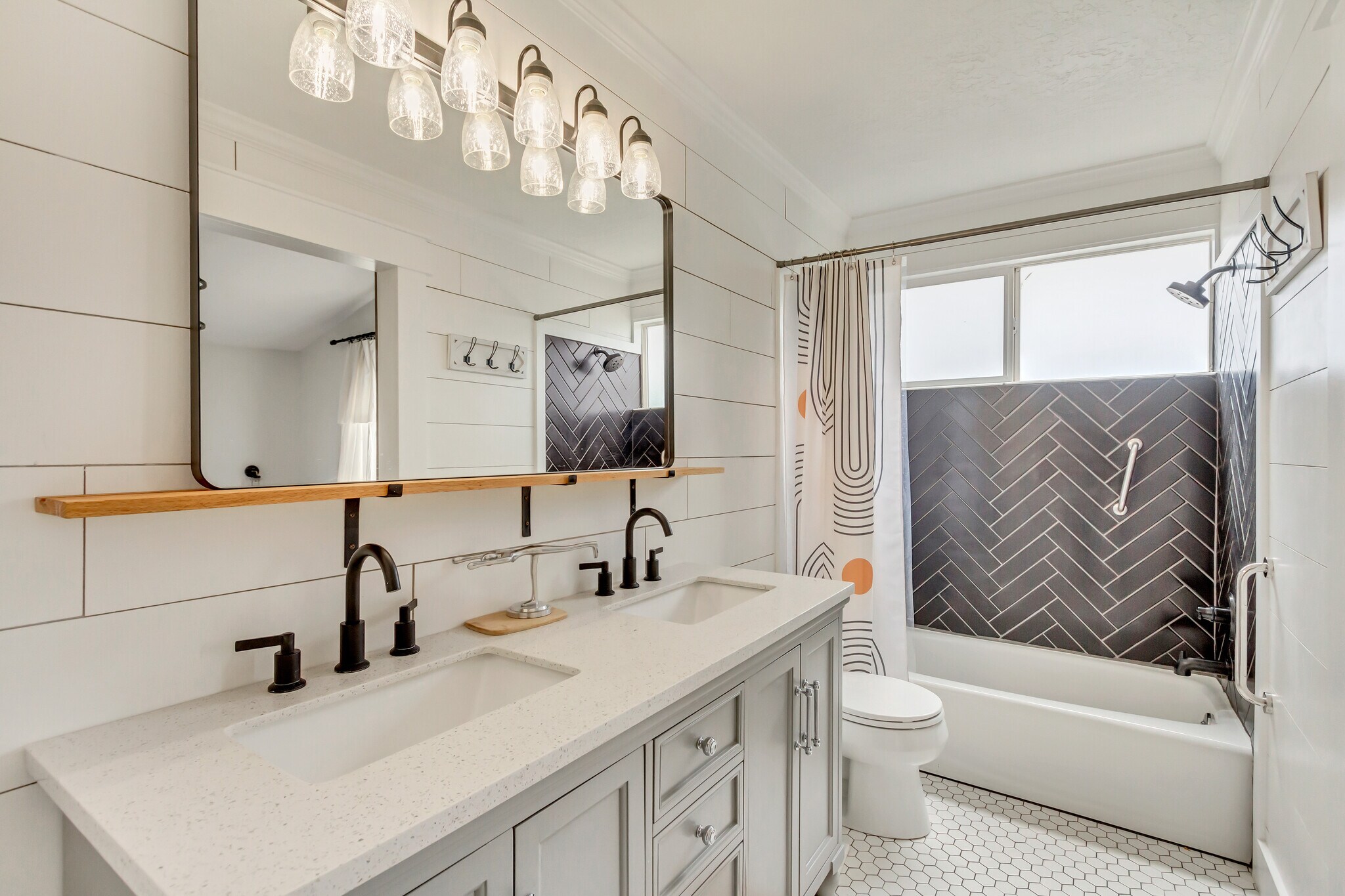 upstairs bath - 7063 S Swan Hill Dr