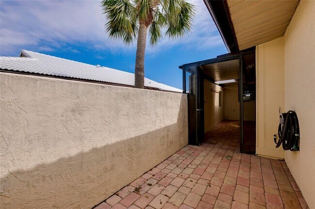 Building Photo - 49 Sandstone Cir