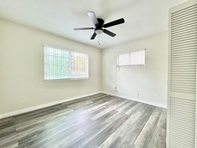 Building Photo - 1010 N Orange Grove Ave