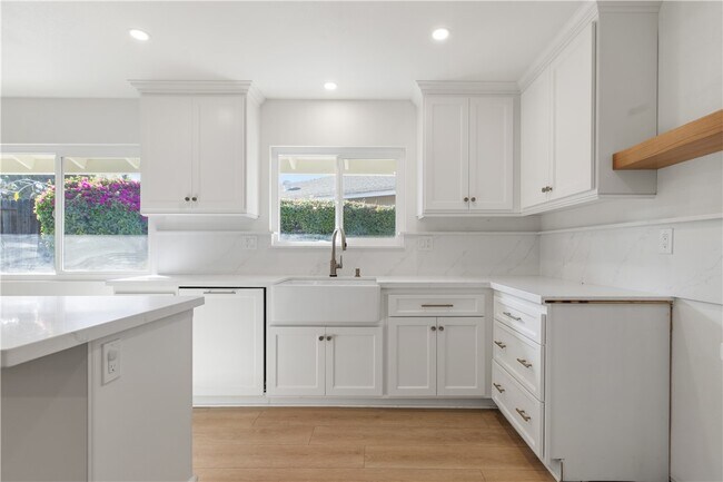 Building Photo - 1185 La Subida Ct