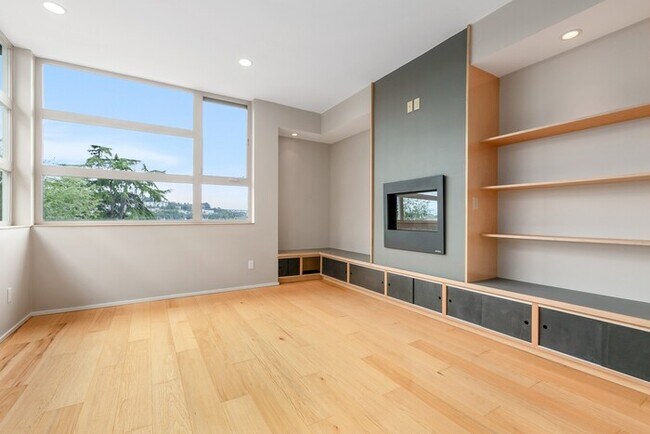 Building Photo - Gorgeous VIEW Townhome w/ 2 Master Suites in Coveted Eastlake