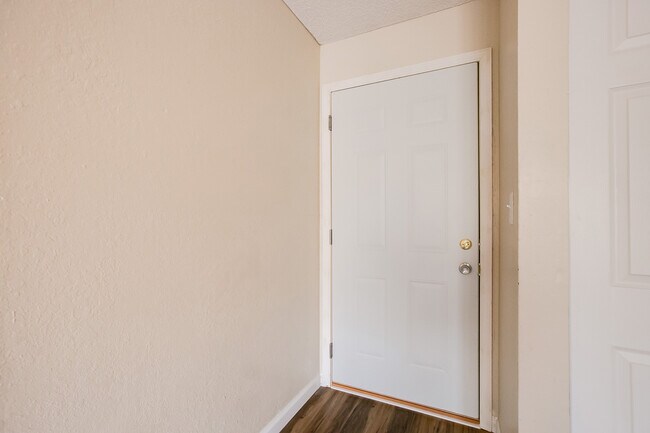 Building Photo - 1337 Arkwright St N