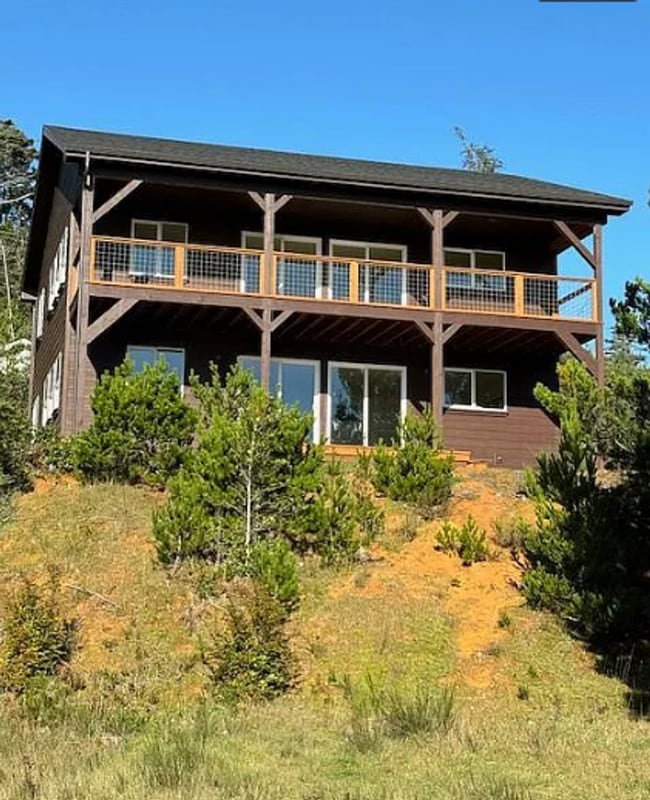Building Photo - Stunning 2 bed/1 bath Ground Floor with ut...