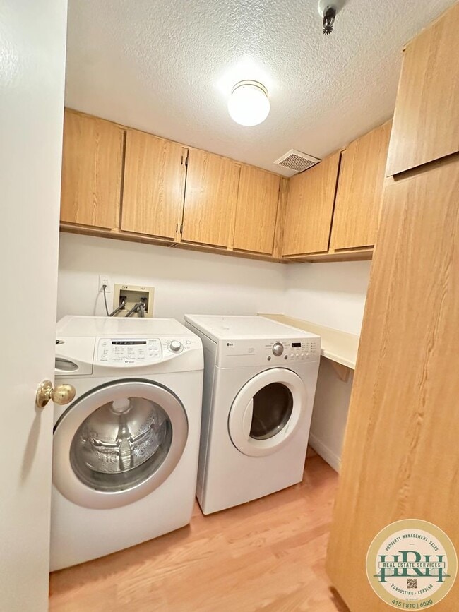 Building Photo - Charming 3BR|2.5BA Palo Alto Townhome – Pr...