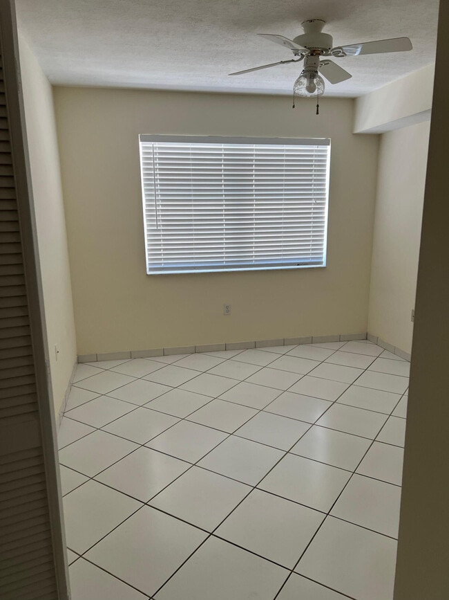 Building Photo - 2600 Collins Ave