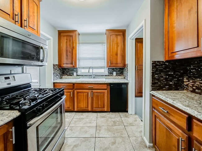 Building Photo - Charming Royal Oak Bungalow Near Downtown!