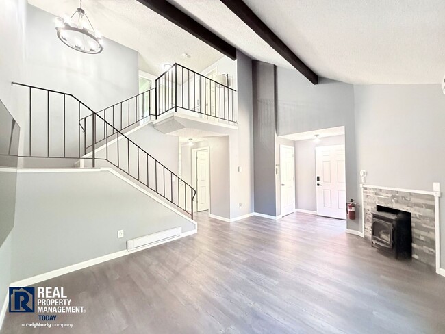 Building Photo - Freshly Updated Gig Harbor Townhome Near the Waterfront!
