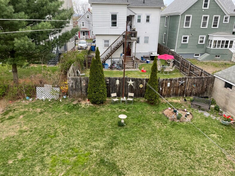 Spacious backyard - 49 W Oreilly St