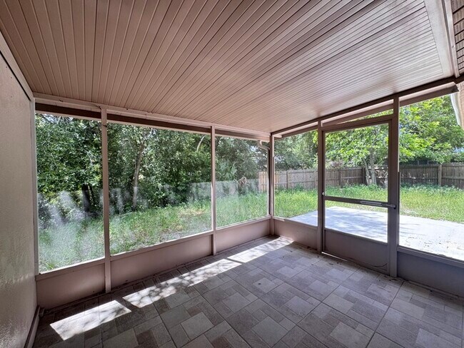 Building Photo - Fully Renovated Palm Harbor Home