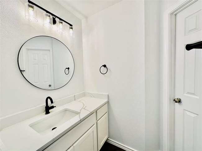 Building Photo - 901 Bethpage Dr