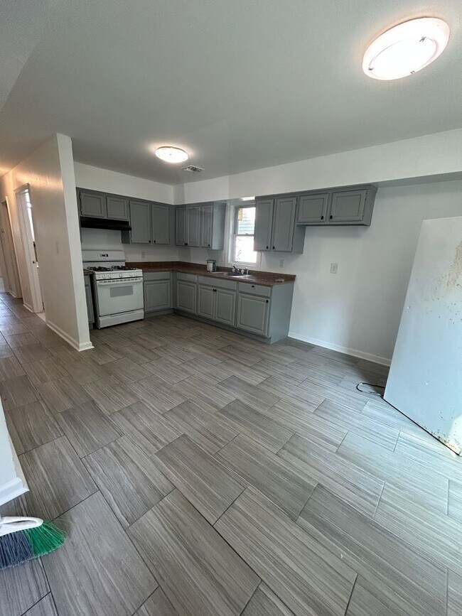 Building Photo - 1139 Sewall Ave
