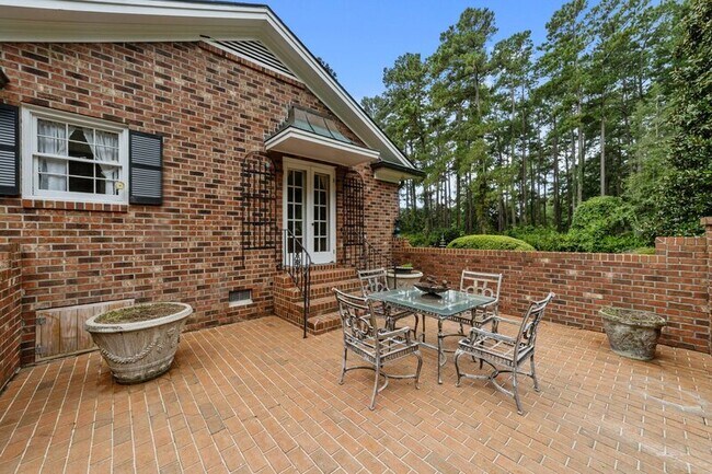 Building Photo - 221 Magnolia Ln