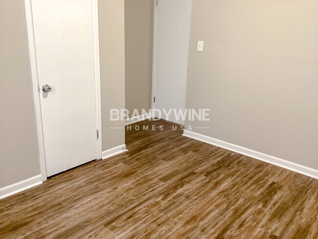 Building Photo - One month FREE RENT