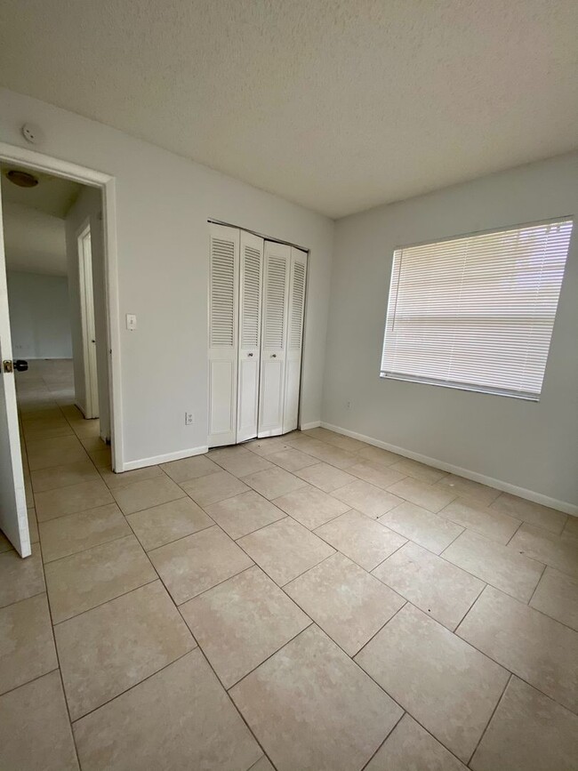 Building Photo - 3/1.5 Home Now Available In Deltona