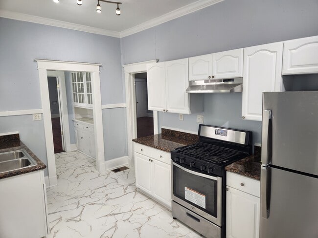 Building Photo - 6 Fontainebleau Dr