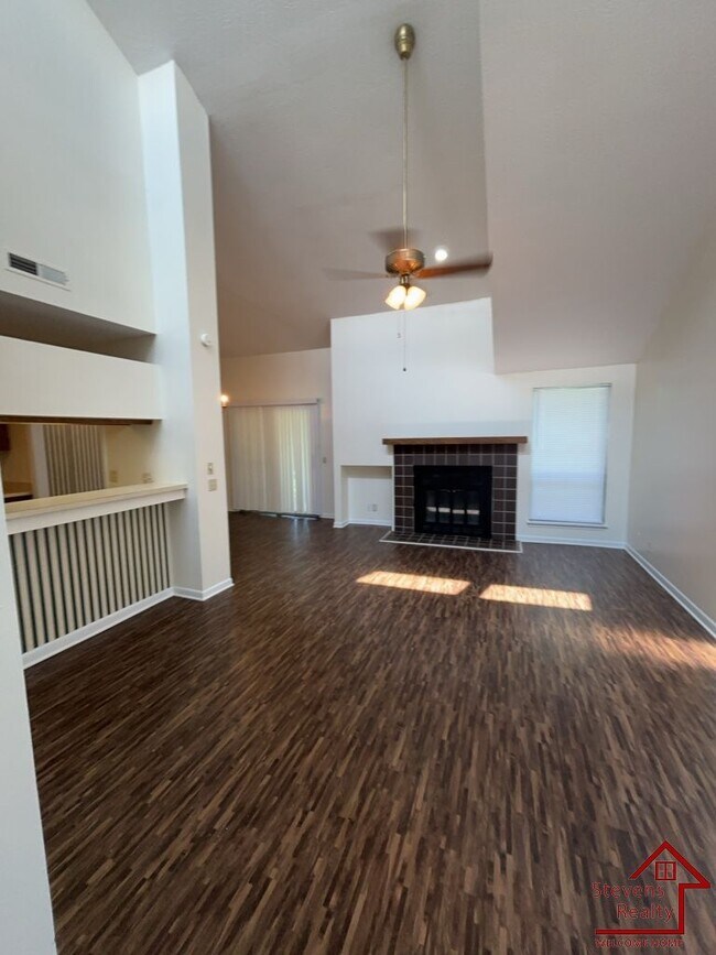 Building Photo - 409 Oriole Dr