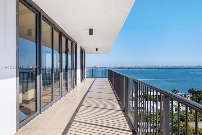 Building Photo - 1000 Venetian Way