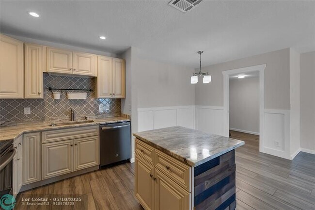 Building Photo - 160 Cypress Club Dr