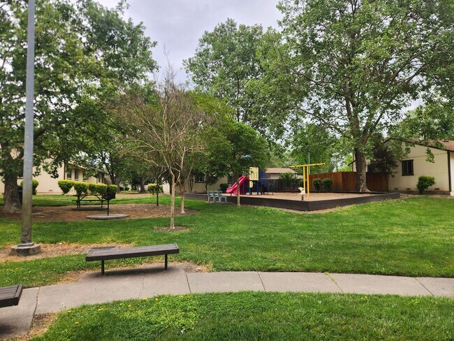 Building Photo - Charming 2-bedroom, 2- bathroom home in park like setting close to downtown Santa Rosa