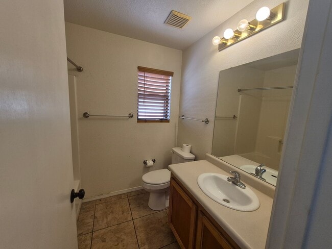 Building Photo - Charming 3 Bedroom 1.5 Bathroom home