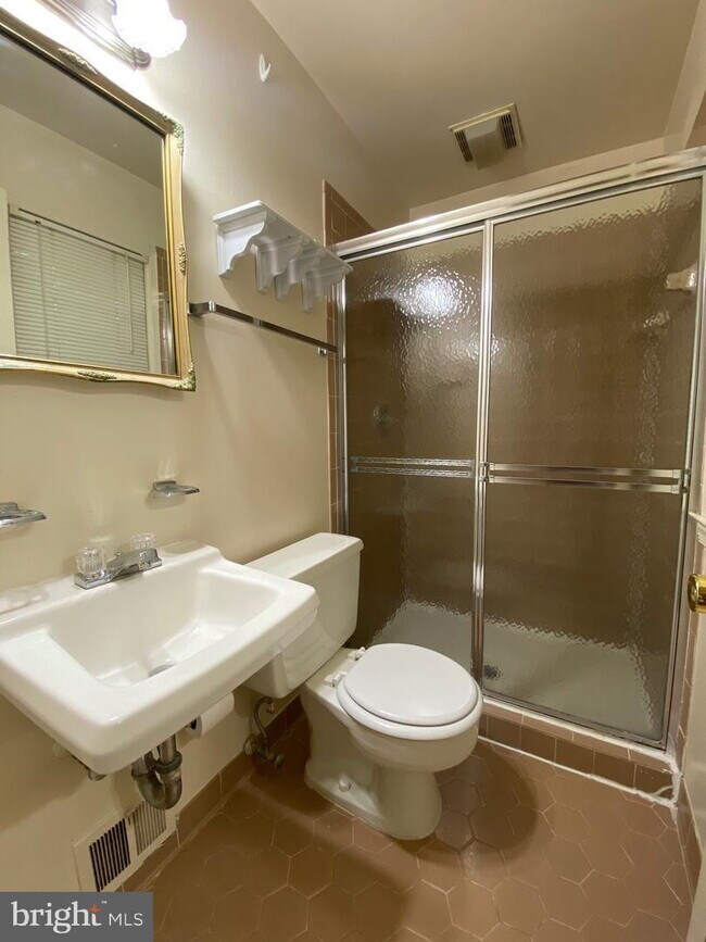 Building Photo - Elegant Living and Convenient Location Define This Home