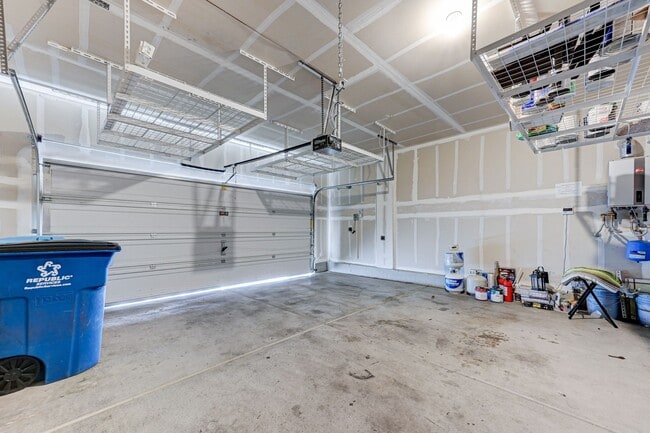 Building Photo - House For Rent! 4 beds, 3 baths Community ...