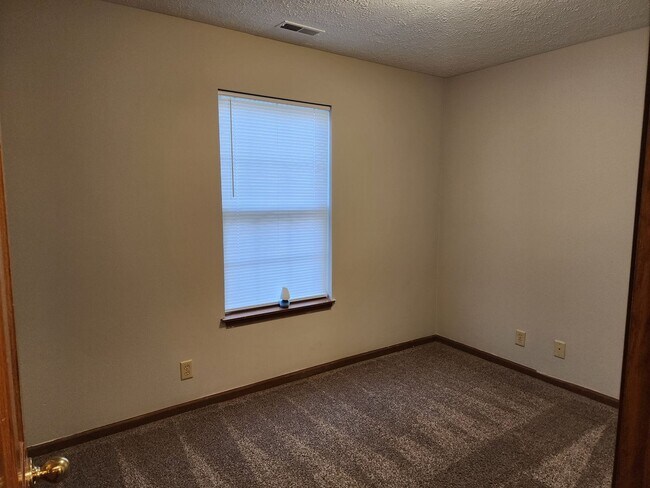 Building Photo - 3-Bedroom, 2-Bathroom Home with 2-Car Atta...