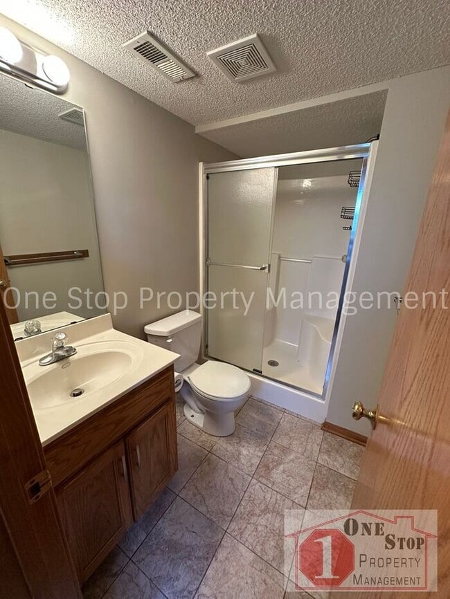 Building Photo - Spacious 3 Bed, 3 Bath Home in Raymore wit...