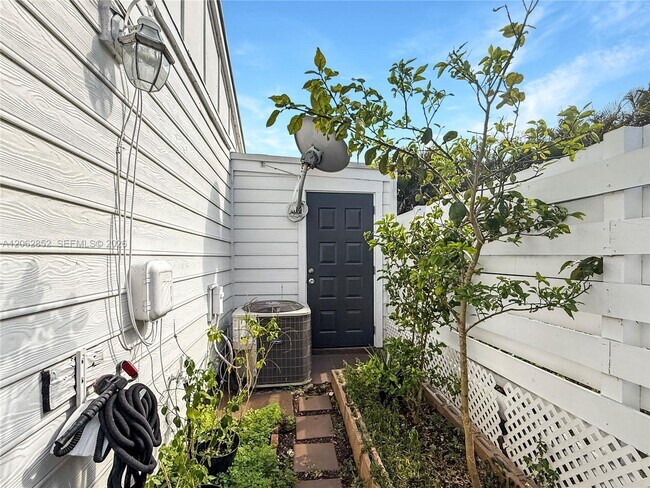 Building Photo - 13771 SW 149th Cir Ln