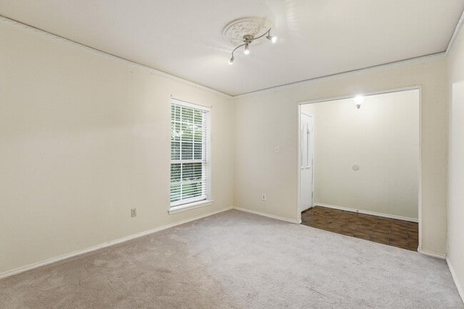 Building Photo - Charming 4 Bedroom 2.5 Bath Home In RISD!