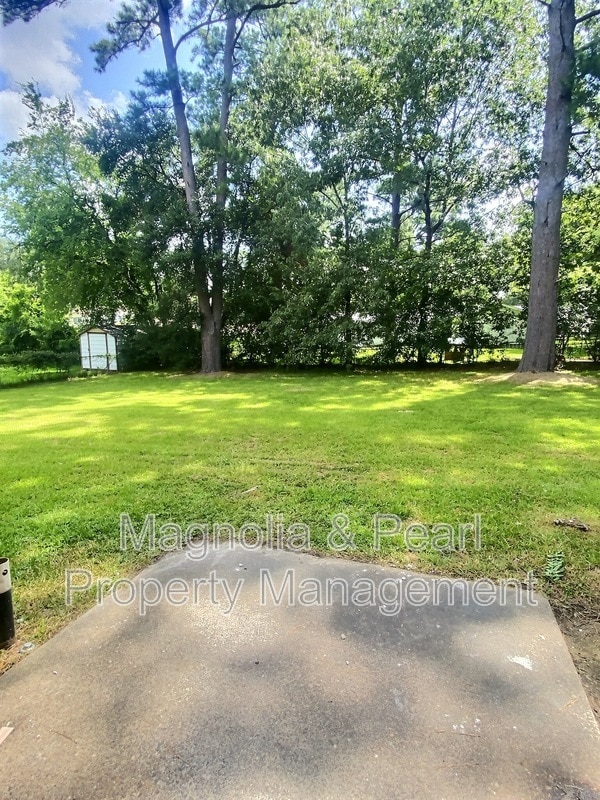 Building Photo - 1305 Robinwood Dr