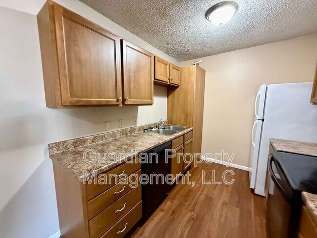 Building Photo - 1010 N Walnut St