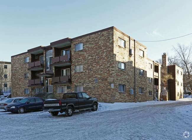 Building Photo - 995 St Albans St N