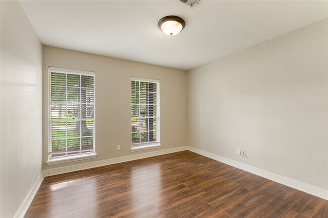 Building Photo - 402 Forest Lake Dr